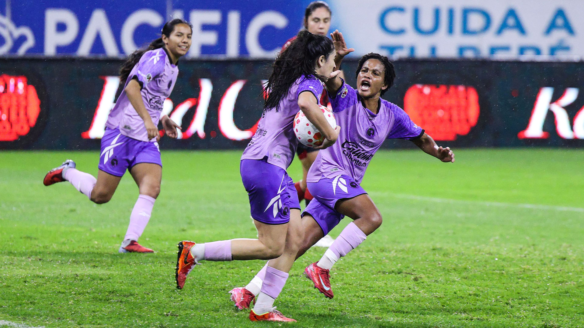 Perrísimas ganan en el Jalisco de último minuto.