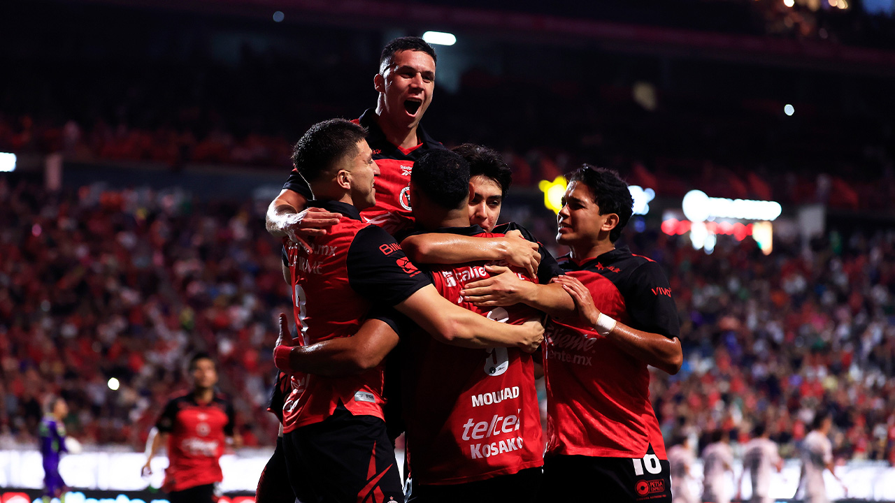 Con doblete de Gil Mora, la jauría triunfó en el estadio Caliente.