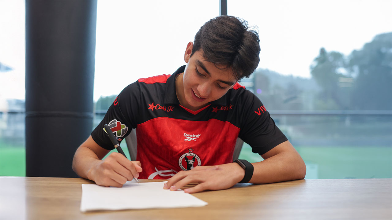 Gilberto Mora extiende su contrato con Xolos y usará el número 10.